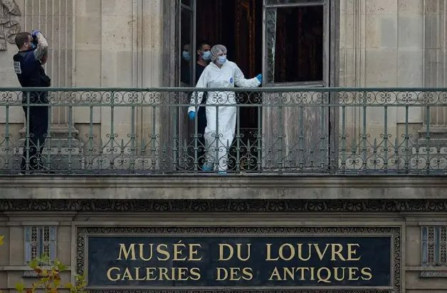 El domingo 19 de octubre cuatro individuos irrumpieron por una ventana en la Galería de Apolo del Louvre.