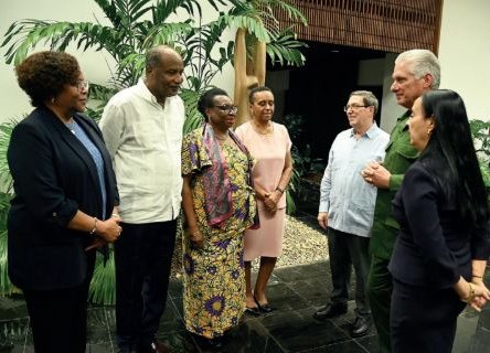 Durante las celebraciones, el Presidente cubano sostuvo un cálido intercambio con representantes del cuerpo diplomático angolano
