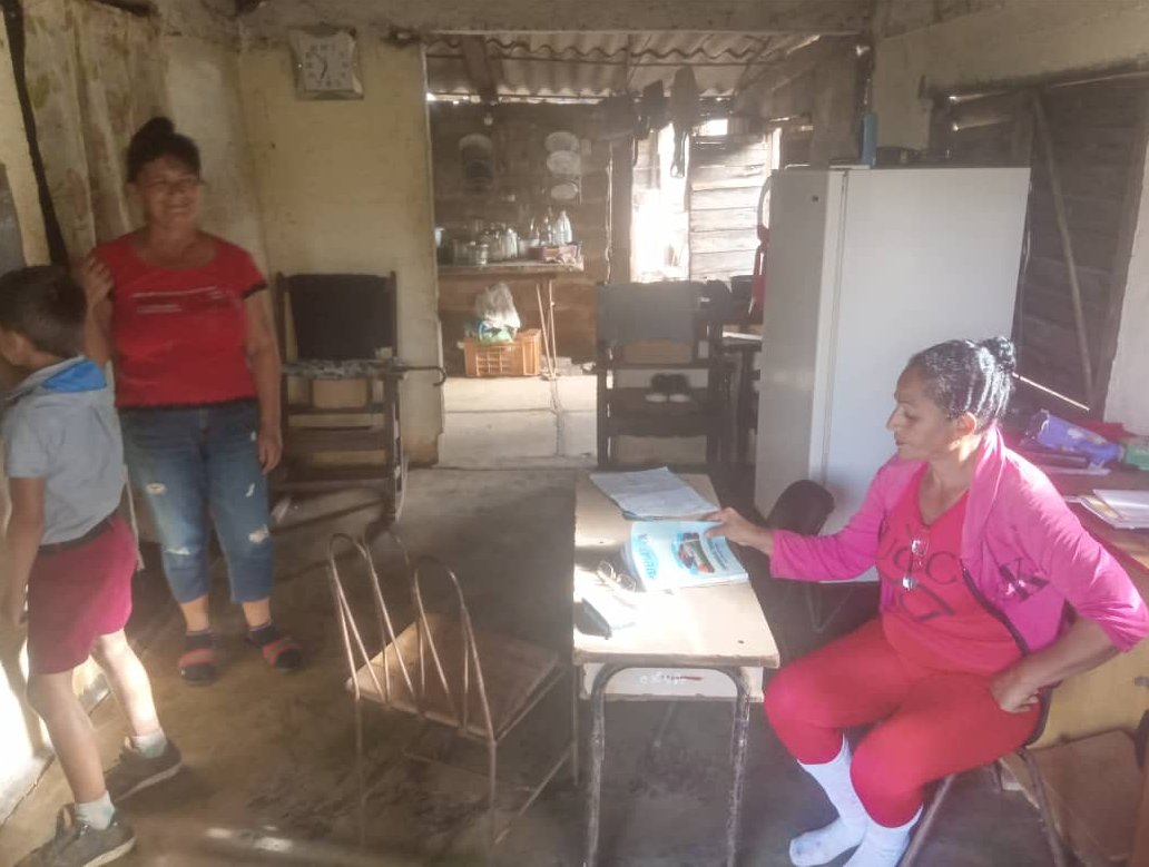 Era mi deber garantizar que mis alumnos volvieran a sus clases, por eso llevé el aula a mi casa, explica la maestra