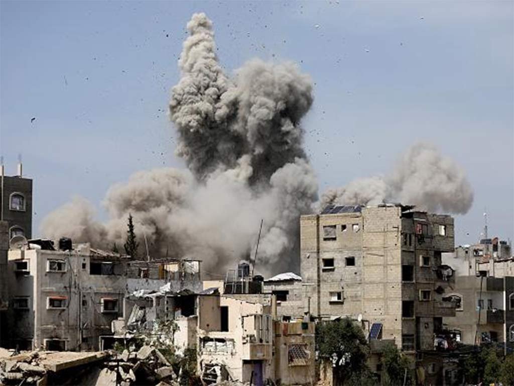 Fuerzas israelíes bombardean Gaza y lanzan nuevas redadas en Cisjordania