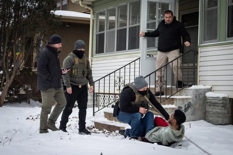 Detienen a cuatro alumnos en redadas del ICE en Minneapolis