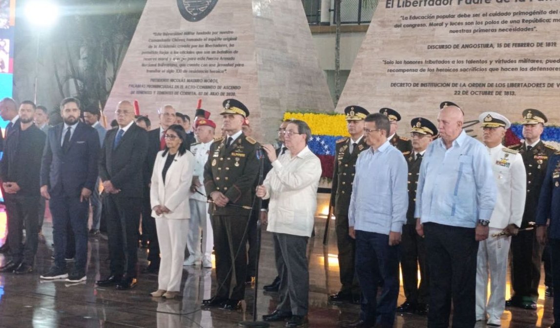 El canciller de Cuba Bruno Rodríguez acompaña a Delcy Rodríguez en la Academia Militar