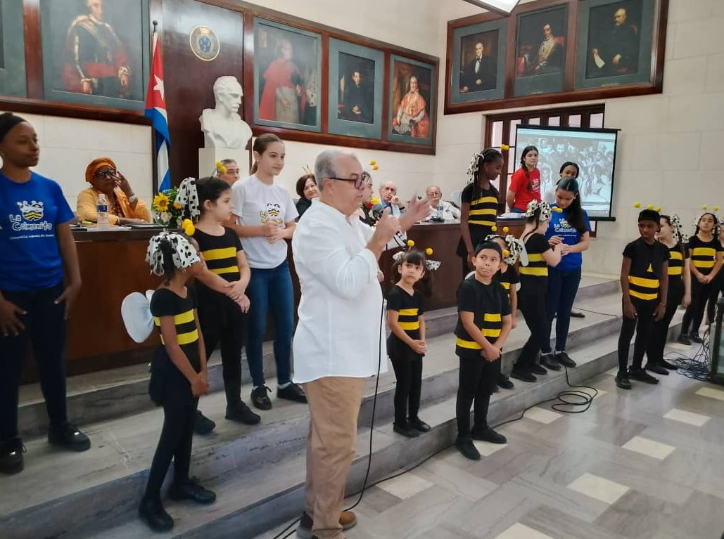 El director de la agrupación infantil, Tim Cremata, invitó a los presentes a disfrutar de un breve espectáculo de La Colmenita, preparado para la ocasión.
