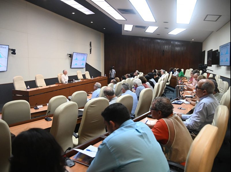 Reunión de Miguel Díaz-Canel con expertos de salud