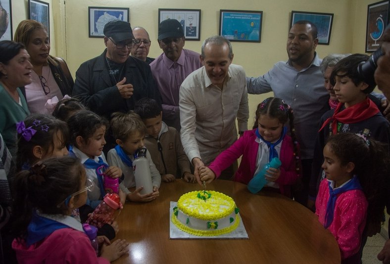 Junto a pioneros de la escuela primaria Frank País, del proyecto Mi trazo con dedeté, cortamos el pastel festejando el aniversario 57 de nuestra publicación.