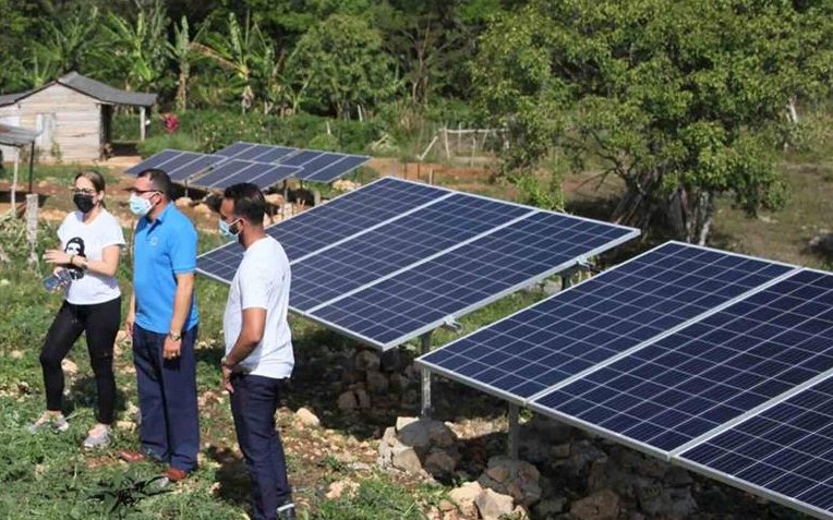 La instalación de sistemas de paneles solares donados por China a Cuba continúa hoy en Sancti Spíritus, donde se beneficiarán casi 20 mil clientes de la telefonía fija y el servicio de Internet Nauta Hogar