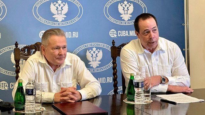 El embajador ruso, Víctor Koronelli, junto al ministro de Salud Pública de Cuba, José Ángel Portal Miranda.