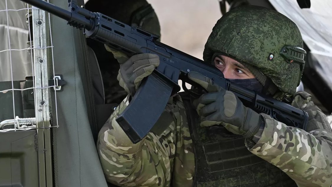 Soldado de Rusia en posición de combate