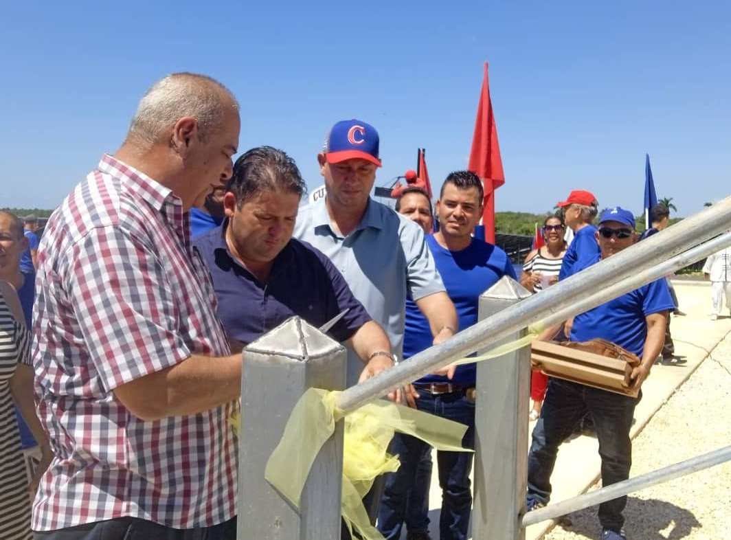 El ministro de Energía y Minas, Vicente de la O Levy, cortó la cinta que dejó inaugurado el parque avileño