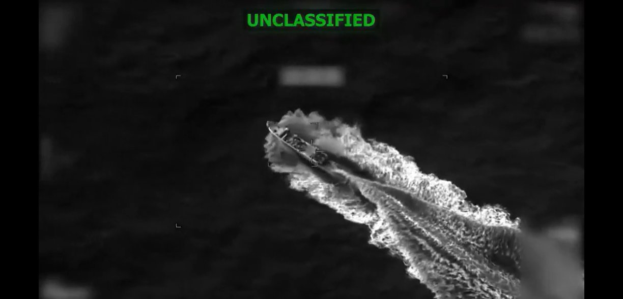 Este domingo 26 de abril el Comando Sur informó que sus fuerzas bombardearon otra embarcación presuntamente utilizada para el narcotráfico en el Pacífico Oriental. Foto: Captura de video publicado por @SouthCom/X