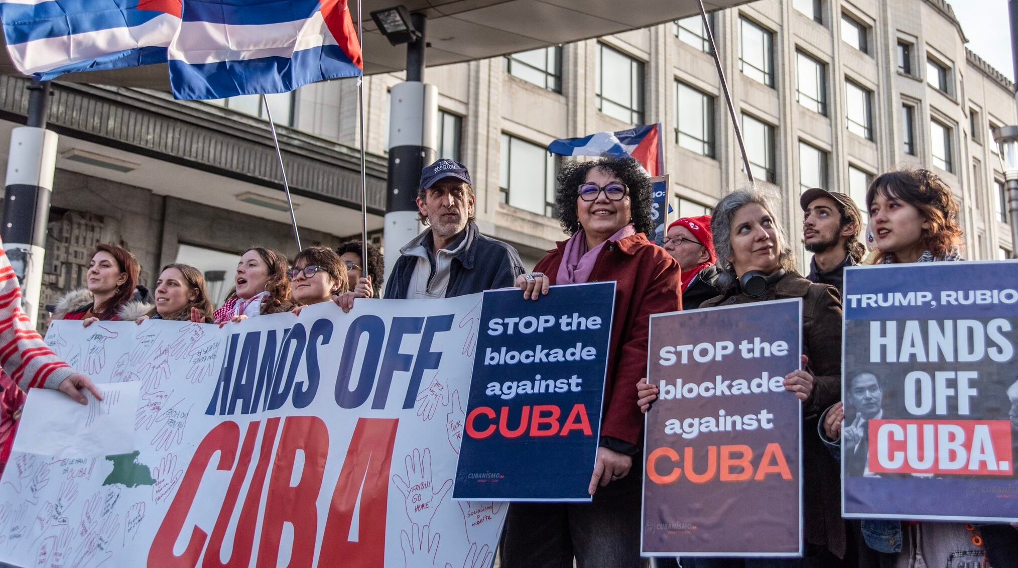 Cientos de personas demuestran su apoyo a Cuba desde Bruselas
