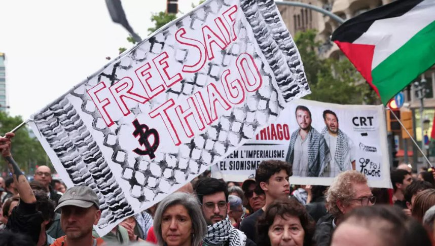 Personas se reúnen frente a la oficina de la Comisión Europea en Barcelona en apoyo a los activistas Saif Abu Keshek y Thiago Avila