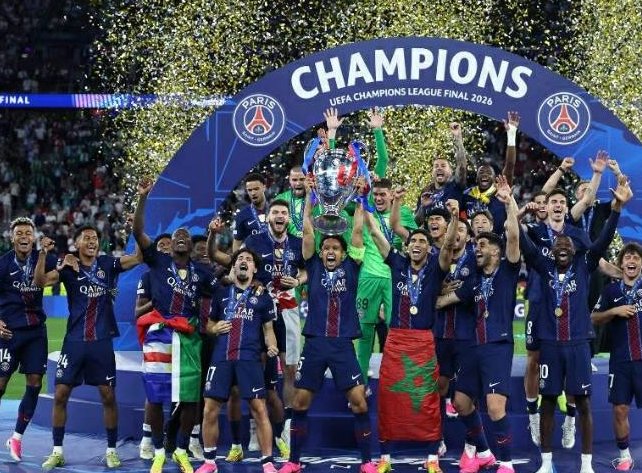 El PSG levanta al cielo de Budapest su segunda UEFA Champions League consecutiva.