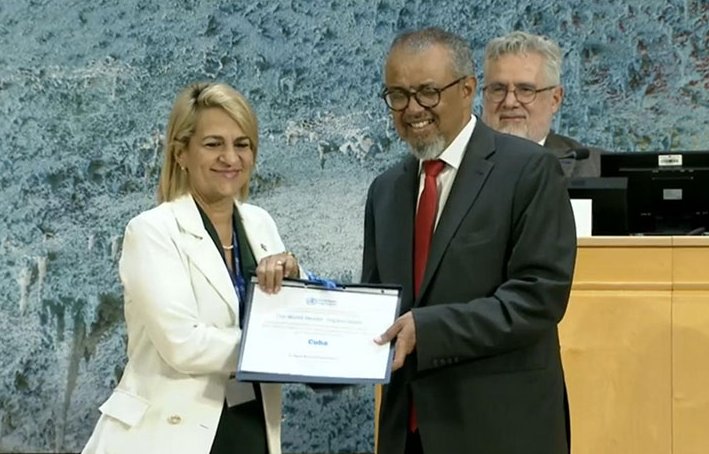 El galardón fue entregado por Tedros Adhanom Ghebreyesus, director general de la OMS, a Tania Margarita Cruz Hernández, viceministra primera de Salud Pública de Cuba