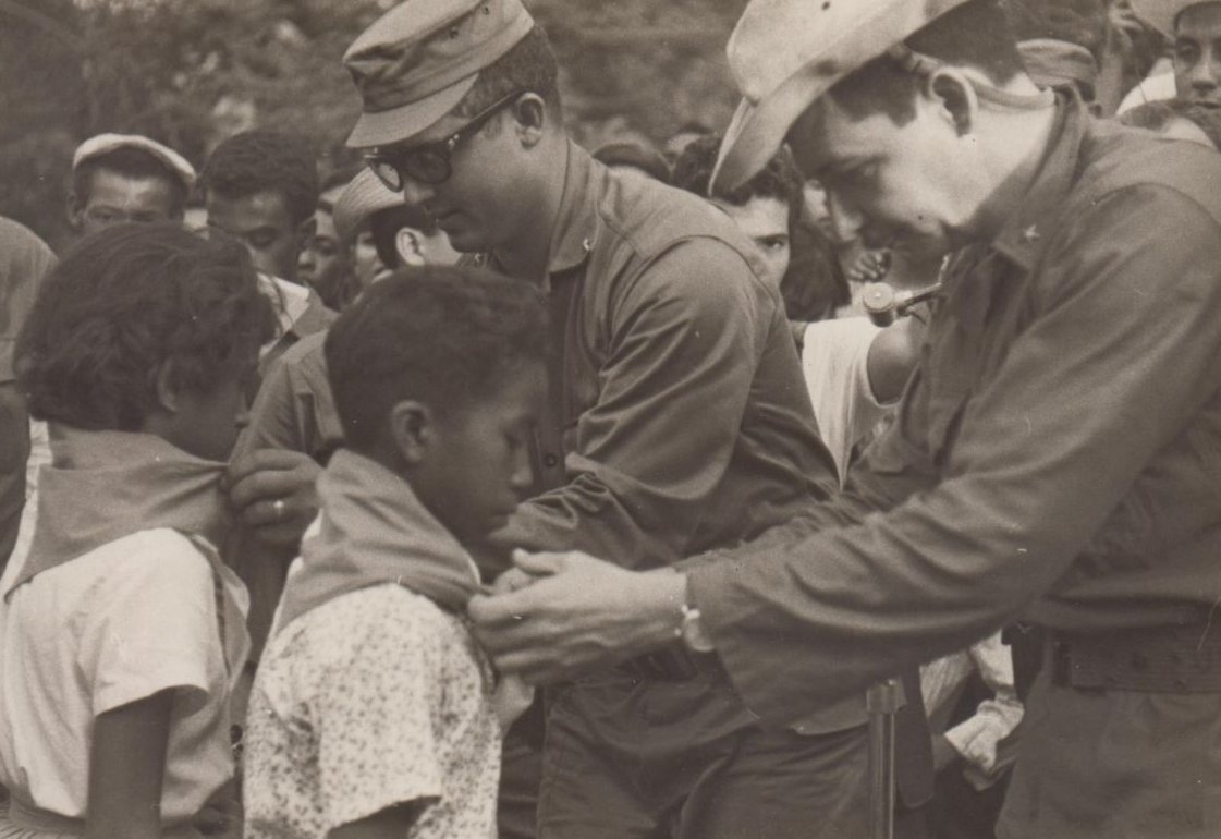 Raúl Castro entrega pañoletas a pioneros