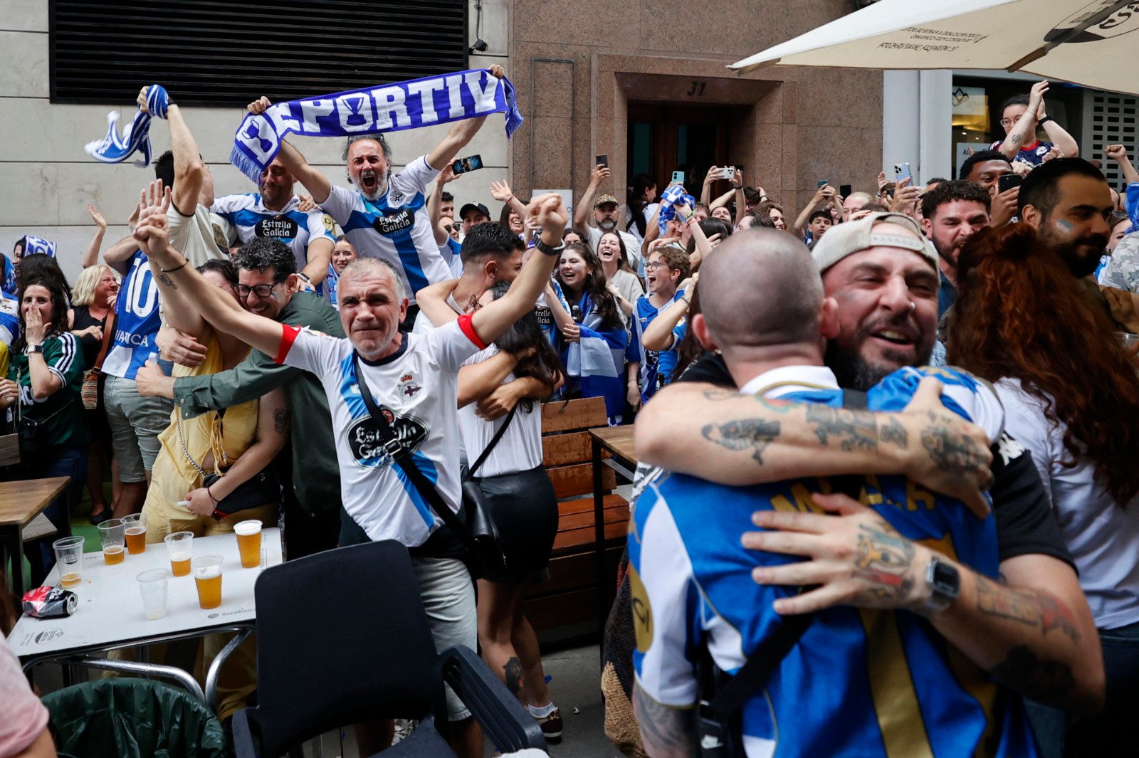 Las calles de Galicia celebran el ascenso del Deportivo La Coruña a primera división.