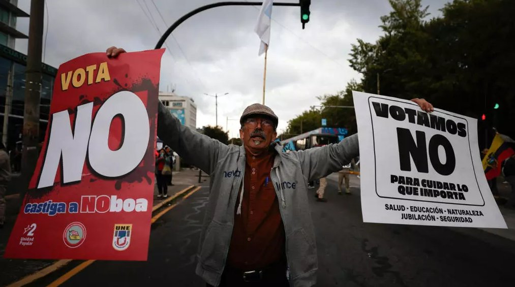 Manifestante en contra del referéndum en Ecuador, convocado por el presidente Daniel Noboa, en noviembre de 2025