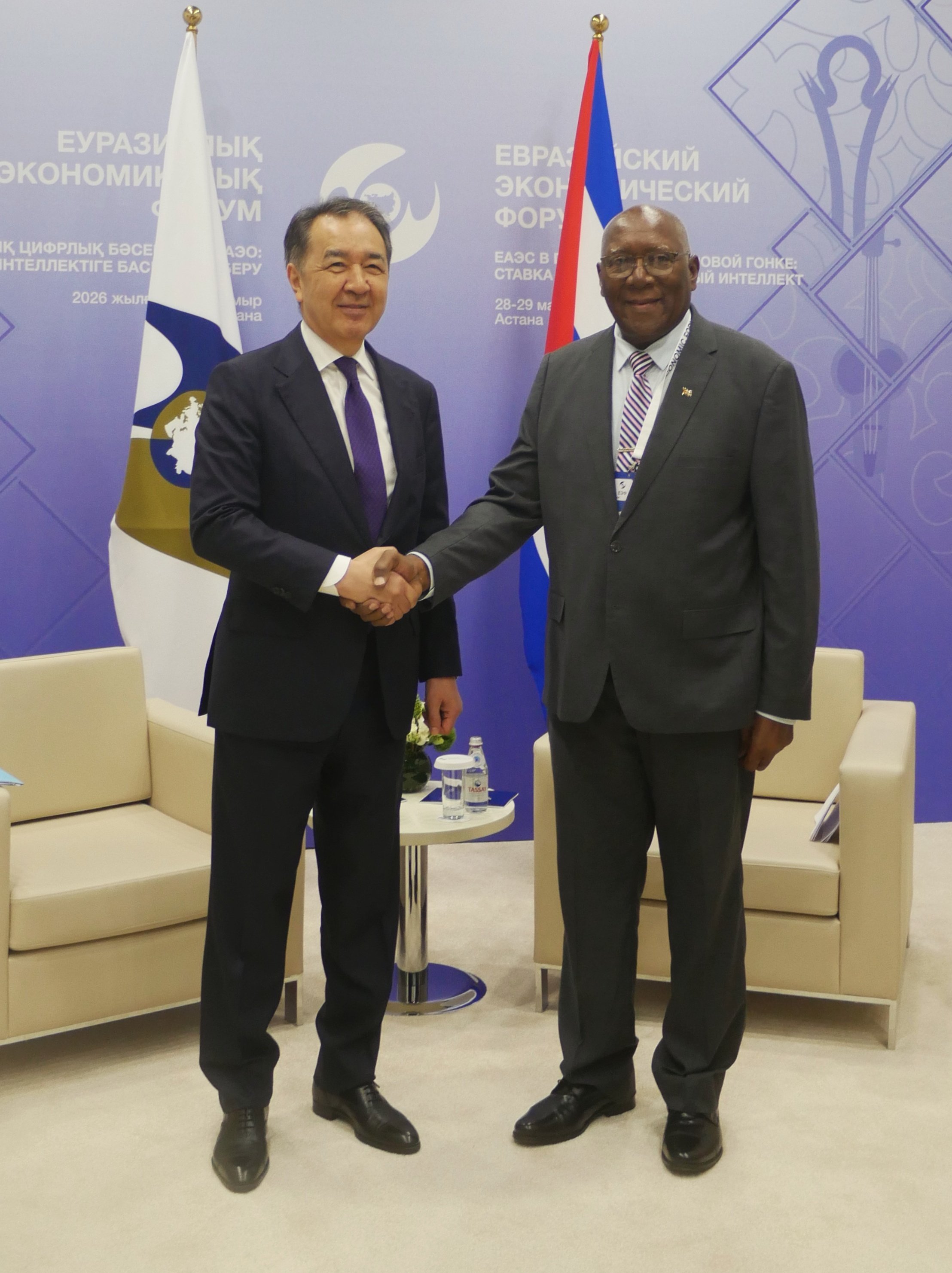 Vicepresidente cubano Salvador Valdés Mesa junto al presidente del Consejo Económico Euroasiático, Bakytzhan Sagintayev