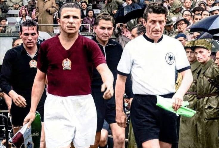 Ferenk Puskas (de rojo a la izquierda) y Fritz Walter (de blanco a la derecha) fueron los capitanes del inolvidable Milagro de Berna.