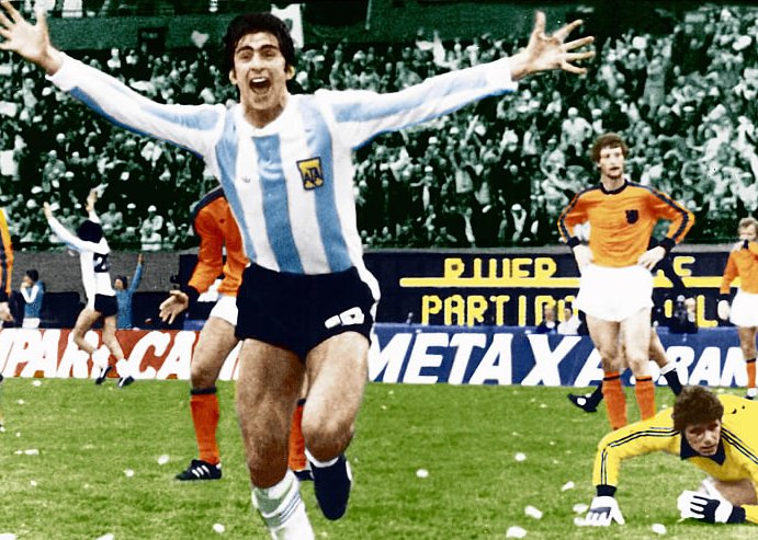 Mario Alberto Kempes celebra con algarabía el gol que le da a Argentina su primer título mundialista