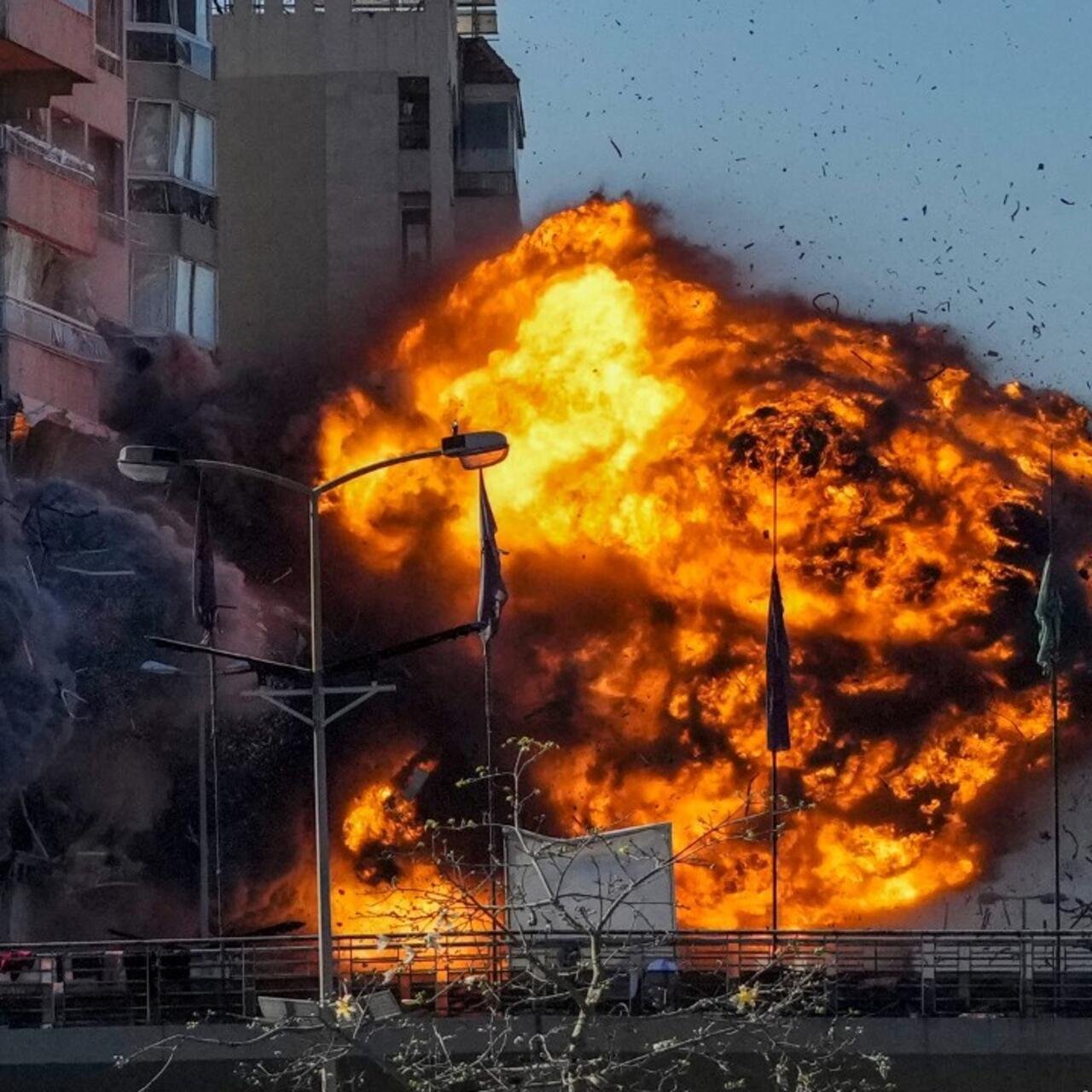 La agencia de defensa civil del Líbano informó que el ataque aéreo israelí contra los suburbios del sur de Beirut causó la muerte de al menos tres personas.
