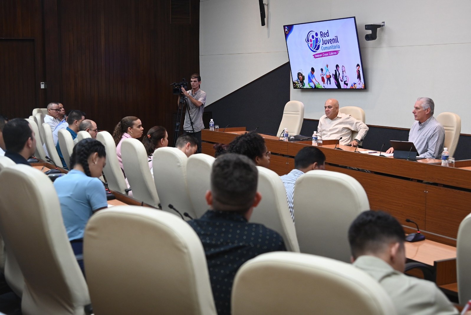 El Primer Secretario del Comité Central del Partido Comunista de Cuba y Presidente de la República, Miguel Díaz-Canel Bermúdez, en reunión de trabajo con dirigentes de la UJC para evaluar los resultados de la Red Juvenil Comunitaria.
