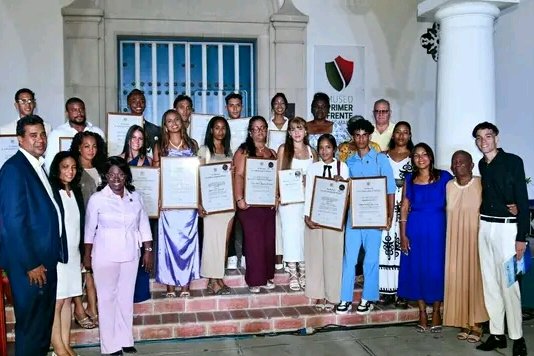 Los graduados integrales generales recibieron su título y el reconocimiento de manos de la máxima dirección de la provincia y la UO.