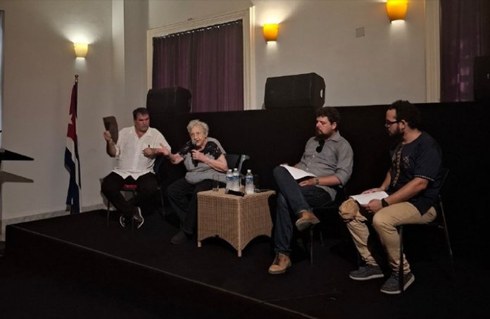 El panel estuvo moderado por Omar Valiño Cedré, director de la Biblioteca Nacional José Martí, e integrado por la doctora Isabel Monal, pedagoga, fundadora y antigua directora del Teatro Nacional; Michel Torres Corona, licenciado en Derecho y presentador del espacio televisivo Con Filo; y Ernesto Teuma, profesor e investigador.