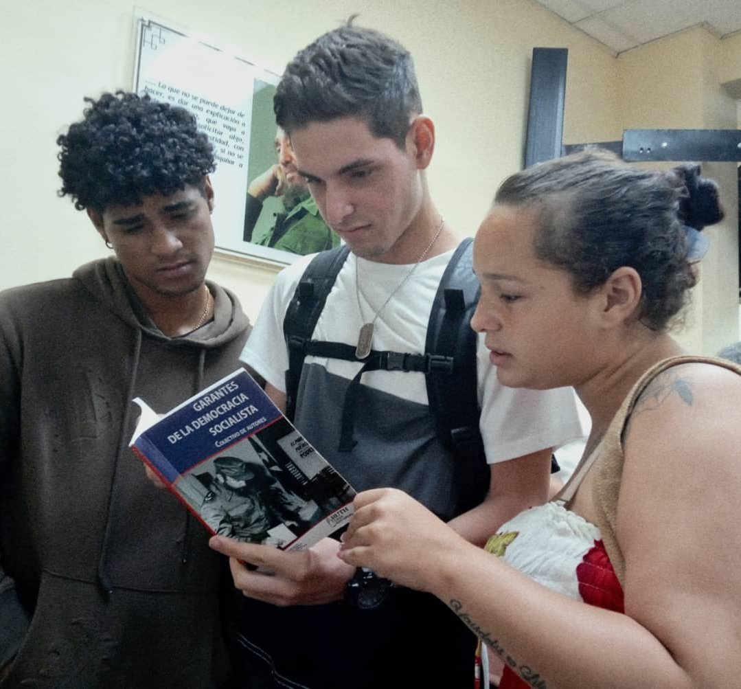 Estudiantes avileños participaron en la presentación del libro Garantes de la democracia socialista.