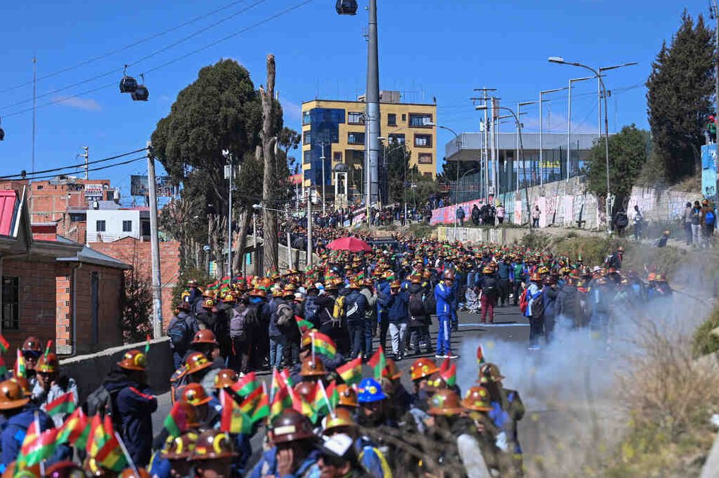 Desde la Defensoría del Pueblo se emitió una alerta manifestando que el lenguaje de confrontación, amenazas e insultos empleado por diversos voceros gubernamentales está dinamitando cualquier opción de acercamiento con la dirigencia obrera y del transporte.
