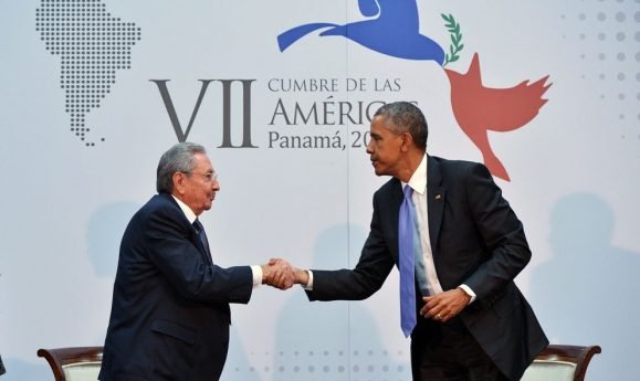 En la Cumbre de Panamá tuvo lugar el encuentro entre el entonces presidente cubano Raúl Castro y el estadounidense Barack Obama.