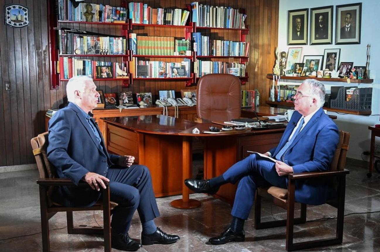 Miguel Díaz-Canel y el periodista Roberto Cavada, del Grupo de Comunicación Corripio, de República Dominicana
