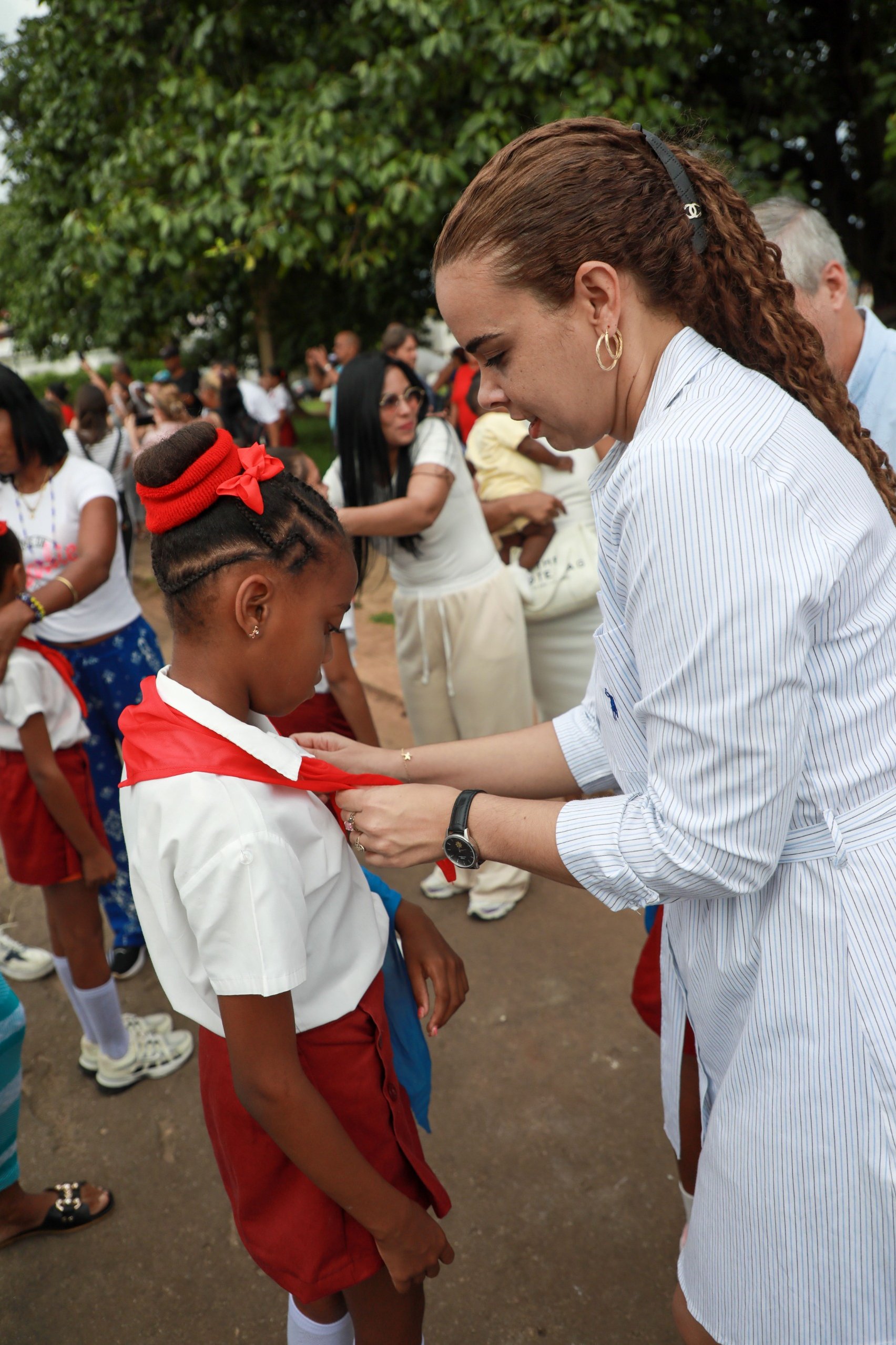 Dejando atrás la categoría de Moncadistas, miles de escolares por toda Cuba recibieron, este 14 de junio, las pañoletas rojas que marcan su paso de nivel dentro de la Organización de Pioneros José Martí