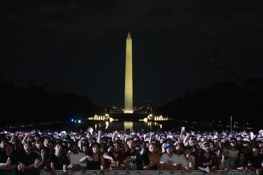 La multitud rugió en la Elipse durante las peleas de UFC.