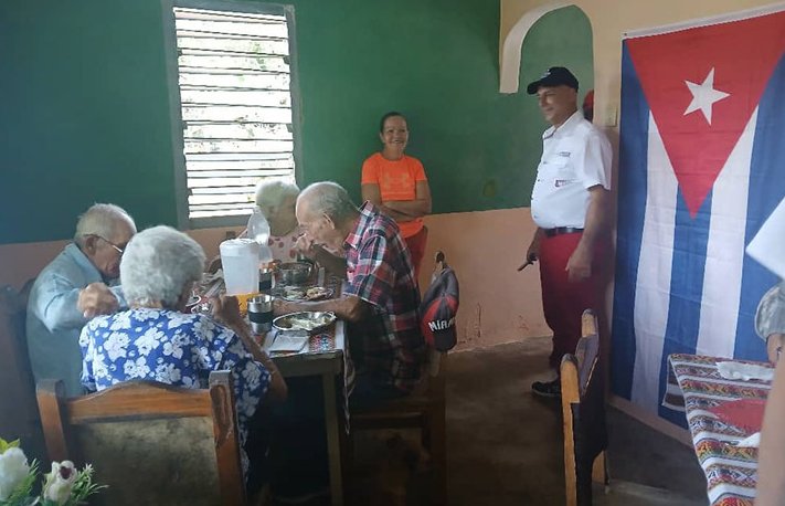 Gran parte de los beneficiados son adultos mayores con limitaciones para elaborar sus alimentos. Foto: Tomada de la página en Facebook de la Dirección Provincial de Trabajo y Seguridad Social de Pinar del Río