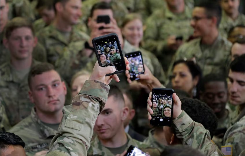 Solo 30 cuentas oficiales del ejercito estadounidense quedaran en las redes sociales. Foto AP