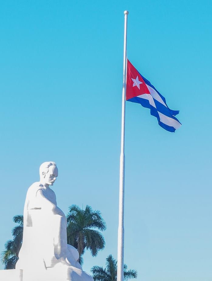 Durante la vigencia del Duelo Oficial, la Bandera de la Estrella Solitaria se iza a media asta en los edificios públicos e instituciones militares.
