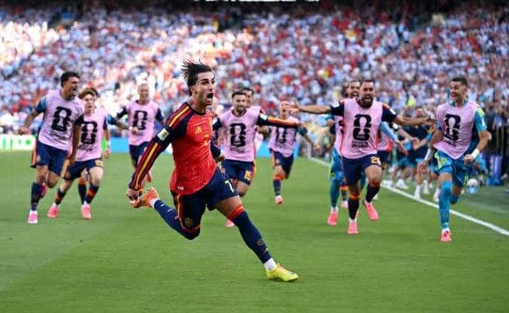 Tras su gol en la final del Mundial de Fútbol Ferrán Torres decidió cambiar de aires y mudarse a París.