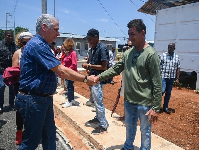 Miguel Díaz-Canel en la comunidad «Los Tamarindos»