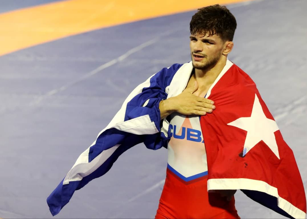 Kevin de Armas saluda después de ser proclamado campeón centroamericano
