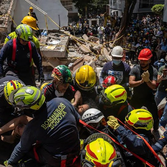 Bomberos realizan acciones de rescate en un edificio colapsado en Cali, Colombia.