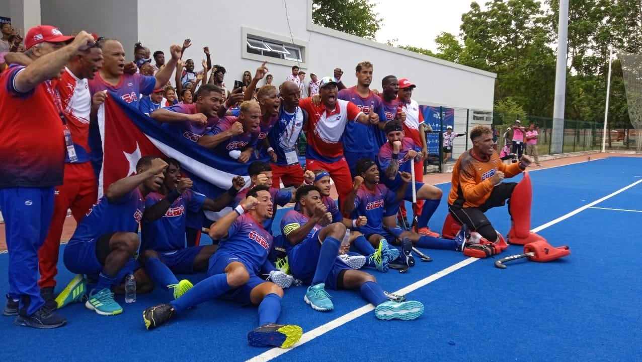 Los cubanos celebran el triunfo por el oro ante Trinidad y Tobago.
