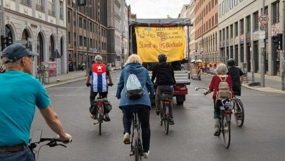 Bicicletada por el fin del bloqueo a Cuba.