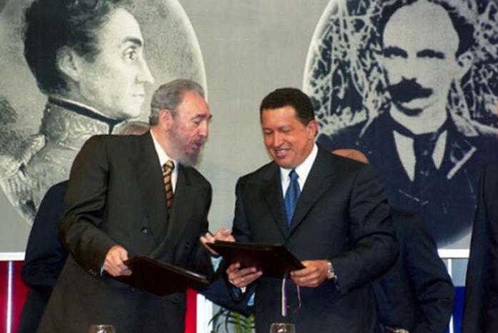 Fidel y Chávez firmaron un acuerdo de cooperación integral, en el Salón Ayacucho del Palacio de Miraflores, el 30 de octubre del 2000.