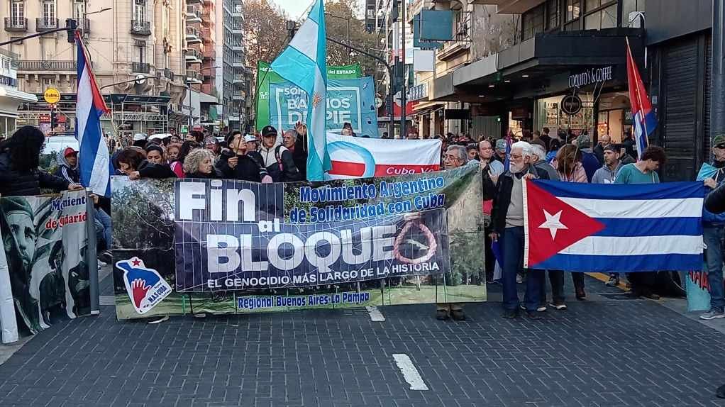 En Argentina Marcha por Cuba y contra el bloqueo estadounidense a la nación caribeña.