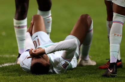 Visiblemente adolorido, Kylian Mbappe se retiró del partido después de marcar el primer gol de la era Zinedine