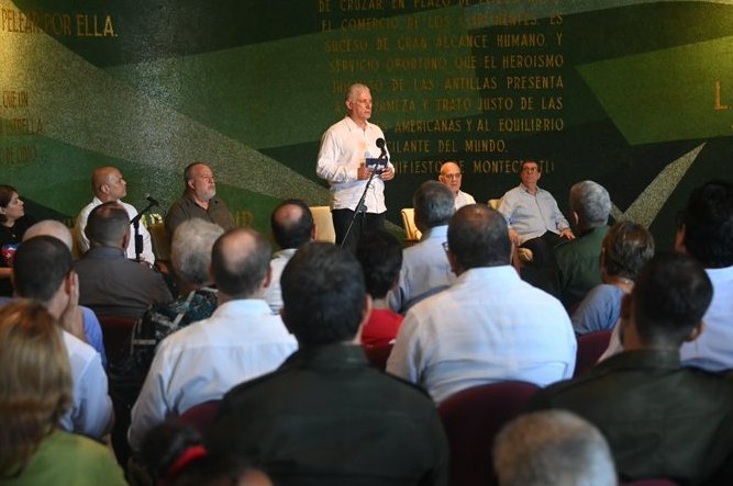 El presidente cubano sostuvo un encuentro con familiares y compañeros de las víctimas del crimen de Barbados y de otros atentados terroristas contra Cuba.