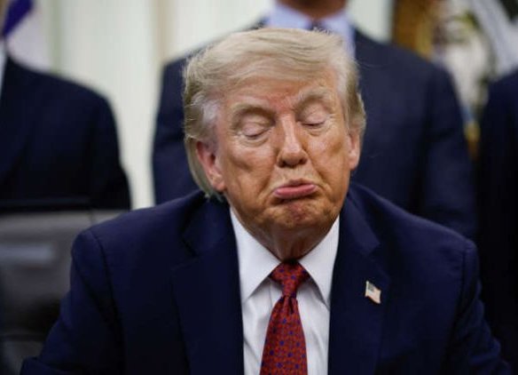 El índice de aprobación de Donald Trump cayó al 33%