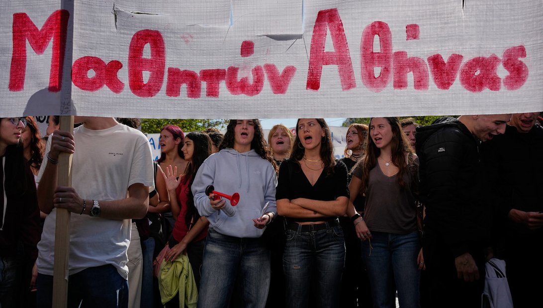Unos 15 000 manifestantes en concentración de estudiantes y profesores en Atenas.