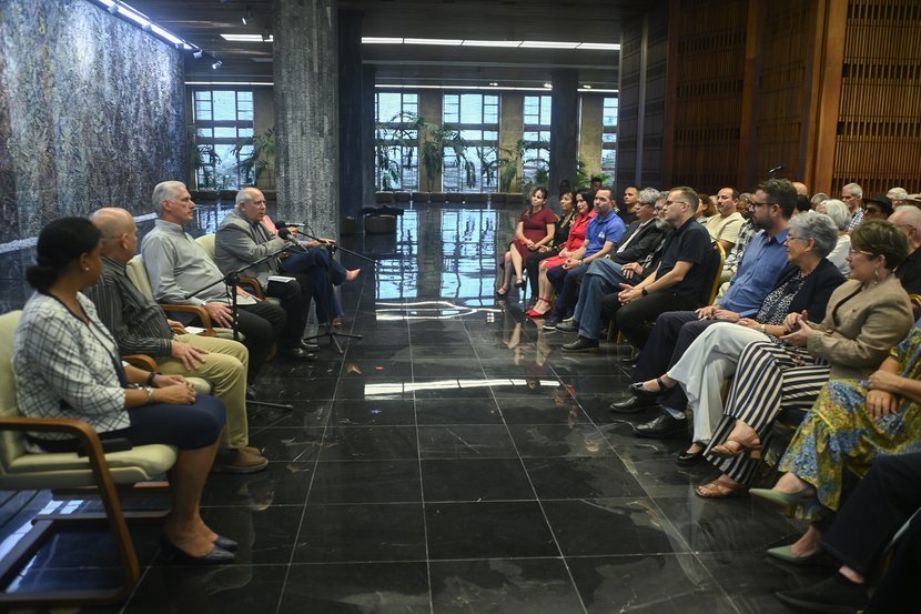 Encuentro entre la dirección del país y un grupo de artífices del universo cultural de la Isla.
